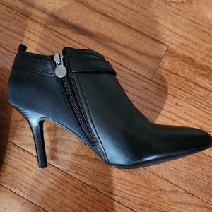 Striking Dana Buchman booties ladies size 7